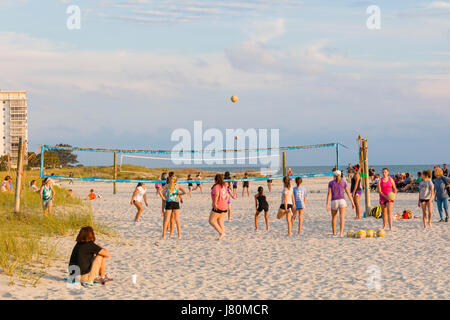 Volleyball am Venice Beach am Golf von Mexiko in Venice Florida Stockfoto