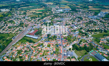 Vogelperspektive auf Sainte Pazanne Stadt in der Nähe von Nantes, Loire-Atlantique, Frankreich Stockfoto