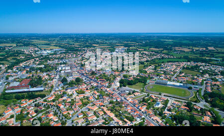 Vogelperspektive auf Sainte Pazanne Stadt in der Nähe von Nantes, Loire-Atlantique, Frankreich Stockfoto