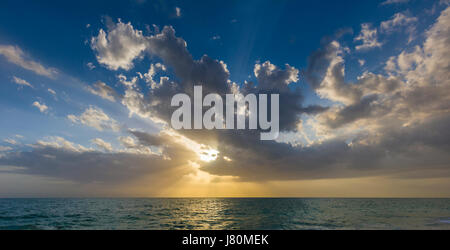 Späten Nachmittag Sonnenuntergang über dem Golf von Mexiko von Venice Beach in Florida Vencie Stockfoto