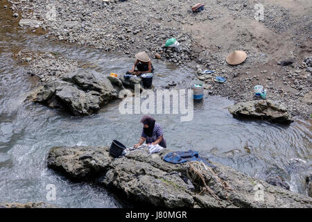 Frauen, die Wäsche in einem Fluss in Magelang, Borobudur, Java, Indonesien, Asien Stockfoto