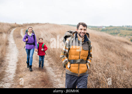 Close-up Portrait junger Mann mit Frau und Sohn Rucksackreisen in ländlichen Gegend am trüben Herbsttag Stockfoto