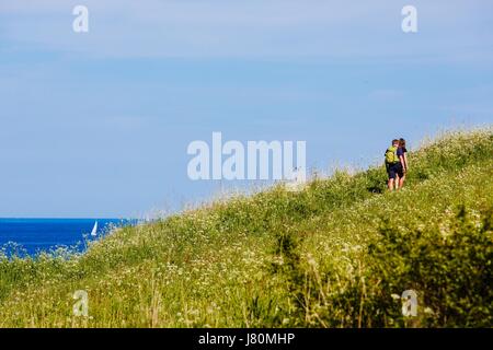 Touristen zu Fuß entlang der Küste in Schleswig-Holstein, Deutschland Stockfoto