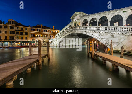 Rialto-Brücke und Canal Grande am Abend, Venedig, Italien Stockfoto