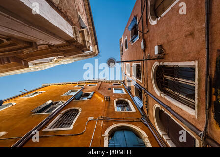 Alte historische Häuser-Fassaden in Venedig, Italien Stockfoto