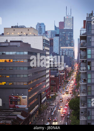 Stau an der King Street während der Hauptverkehrszeit in Toronto. Die Straße Autos fahren oft an Schnecke, die weiter verlangsamt durch Fußgänger Übergänge Stockfoto