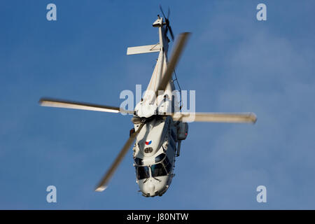 ROTTERDAM, Niederlande - SEP 3, 2016: Royal Holland Marine-NH90-Hubschrauber fliegen während der Welt-Hafen-Tage in Rotterdam. Stockfoto