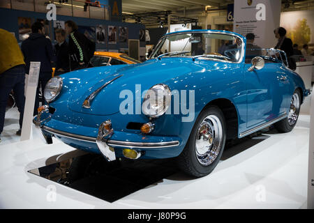 ESSEN, Deutschland - 6. April 2017: Jahrgang 1963 Porsche 356B Carrera 2 Cabriolet Oldtimer auf der Techno Classica Essen Auto Show vorgestellt. Stockfoto