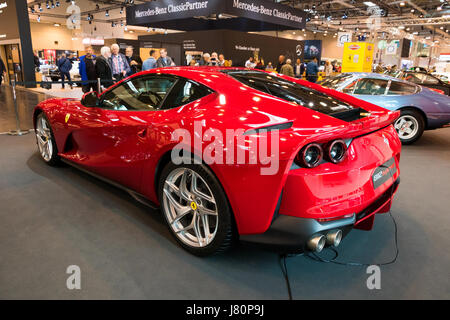 ESSEN, Deutschland - 6. April 2017: Ferrari 812 Superfast-Sportwagen auf der Techno Classica Essen Auto Show vorgestellt. Stockfoto