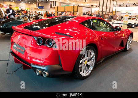 ESSEN, Deutschland - 6. April 2017: Ferrari 812 Superfast-Sportwagen auf der Techno Classica Essen Auto Show vorgestellt. Stockfoto