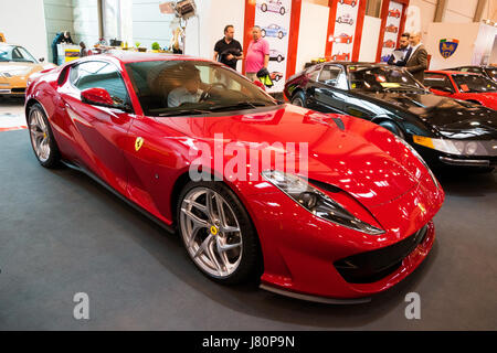 ESSEN, Deutschland - 6. April 2017: Ferrari 812 Superfast-Sportwagen auf der Techno Classica Essen Auto Show vorgestellt. Stockfoto