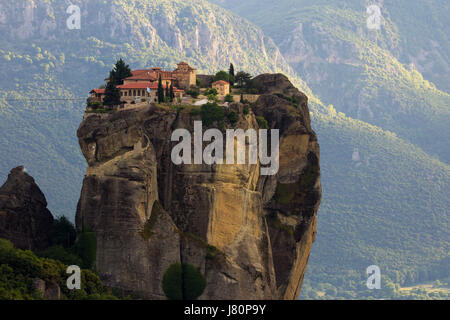 Malerische Aussicht auf das Holy Trinity Kloster auf einer monolithischen Säule in Meteora, Pindos-Gebirge, Griechenland Stockfoto