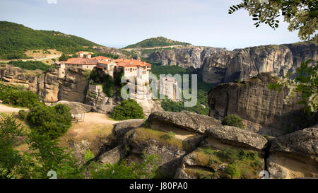 Malerische Aussicht auf die Varlaam und das Kloster Rousanou auf einer monolithischen Säule in Meteora, Griechenland Stockfoto