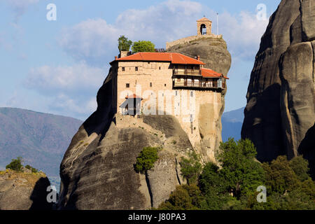 Malerische Aussicht auf St. Nikolaos Anapafsas Monastery auf einer monolithischen Säule in Meteora, Griechenland Stockfoto