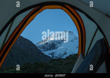 Blick auf die schneebedeckten Berge, von einem Zelt in Mount Cook (Aoraki) National Park, auf der Südinsel Neuseelands Stockfoto