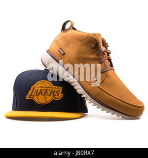 Weizen-K-Swiss Leder-Schuh und Marineblau neue Ära Los Angeles Lakers Kappe Stockfoto