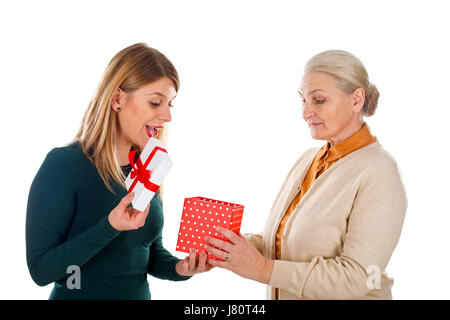 Bild einer glücklichen jungen Frau empfangen ein Weihnachtsgeschenk von ihrer Mutter Stockfoto