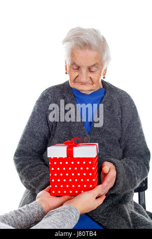 Bild von einer alten Frau, die ein Weihnachtsgeschenk Stockfoto