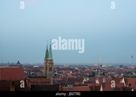 Blick von der Nürnberger Burg Auf die Skyline von Nürnberg. Blick vom Nürnberger Burg, Bayern, Deutschland, im Licht frühen Morgens. Stockfoto