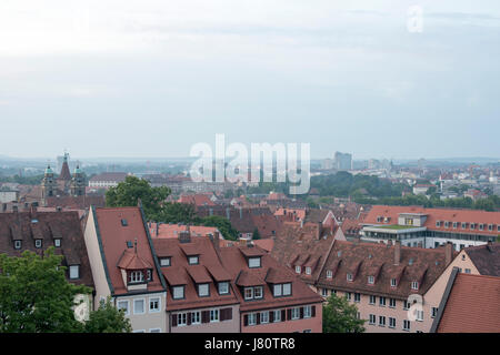 Blick von der Nürnberger Burg Auf die Skyline von Nürnberg. Blick vom Nürnberger Burg, Bayern, Deutschland, im Licht frühen Morgens. Stockfoto