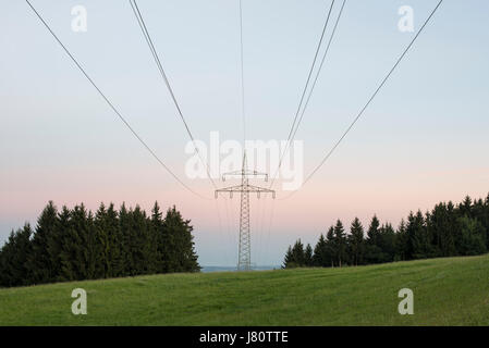 Hochspannungsleitungen Bei Kaufbeuren, Allgäu, Deutschland. Freileitung in der Nähe von Kaufbeuren, Allgäu, Deutschland. Stockfoto