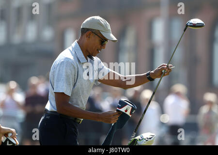 Ehemaliger US-Präsident Barack Obama bereitet sich bereits am ersten Loch im St. Andrews Golf Club in der Nähe von Dundee in Schottland abschlagen. Stockfoto