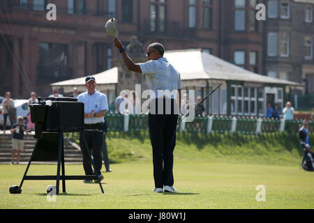 Ehemaliger US-Präsident Barack Obama wirft seinen Hut nach dem abschlagen auf das erste Loch im St. Andrews Golf Club in der Nähe von Dundee in Schottland. Stockfoto