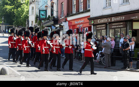 Changing braucht die Wachablösung legen außerhalb Windsor Castle in Berkshire, nachdem im Zuge der Manchester-Angriff am Mittwoch abgesagt wurde. Stockfoto
