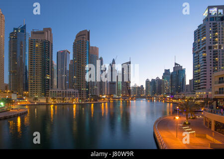 Dubai Marina Wolkenkratzer Wolkenkratzer Dämmerung Nacht blaue Stunde Stadt Vereinigte Arabische Emirate Stockfoto