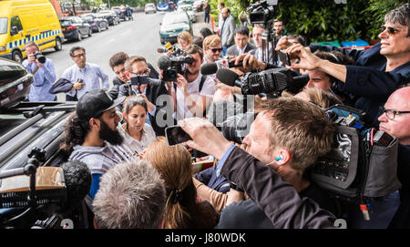 Medien scrum in der Burton Rd Moschee, West Didsbury wo Salman Abedi verehrt. Stockfoto