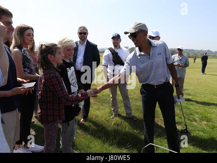 Ehemaliger US-Präsident Barack Obama schüttelt Hände mit Zuschauern, wie er eine Runde Golf im St. Andrews Golf Club in der Nähe von Dundee in Schottland spielt. Stockfoto