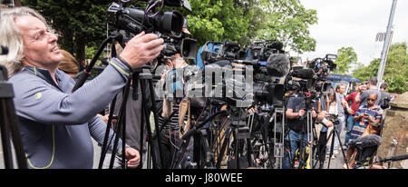 Medien scrum in der Burton Rd Moschee, West Didsbury wo Salman Abedi verehrt. Stockfoto