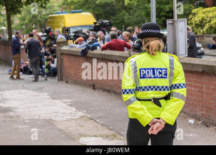 Medien scrum in der Burton Rd Moschee, West Didsbury wo Salman Abedi verehrt. Stockfoto