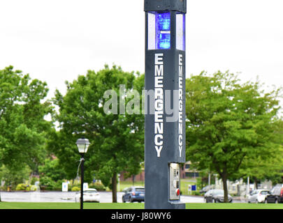 Im Vordergrund ein Blaulicht-Pole auf einem Uni-Campus in New England. Stockfoto