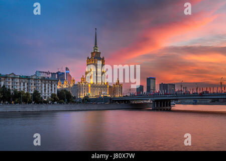 Moskau - 7.Juni: Hotel Ukraine am 7. August 2014 in Moskau, Russland. Hotel Ukraine - fünf-Sterne-Hotel hat 34 Stockwerke und Höhe von 206 Metern wurde ich gebaut Stockfoto