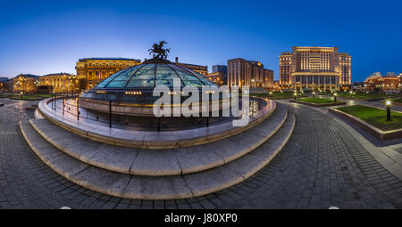 Panorama der Manege-Platz und Kreml am Abend, Moskau, Russland Stockfoto