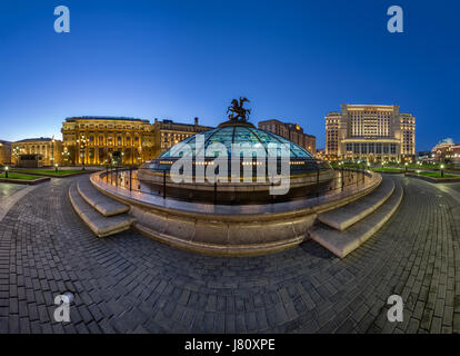 Panorama der Manege-Platz am Abend, Moskau, Russland Stockfoto