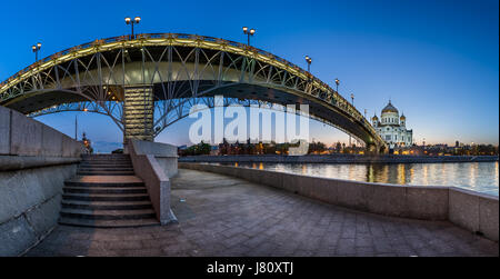 Panorama der Christ-Erlöser-Kathedrale und Patriarshy Brücke am Abend, Moskau, Russland Stockfoto