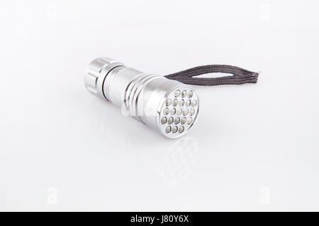 Silber-LED-Taschenlampe auf einer weißen Fläche. Taschenlampe isoliert auf weißem Hintergrund. Stockfoto