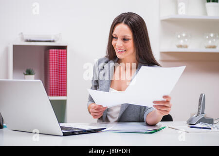 Junge Geschäftsfrau arbeitet in ihrem Büro. Stockfoto