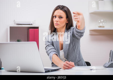 Junge Geschäftsfrau ist frustriert wegen Geschäftsaufgabe. Stockfoto