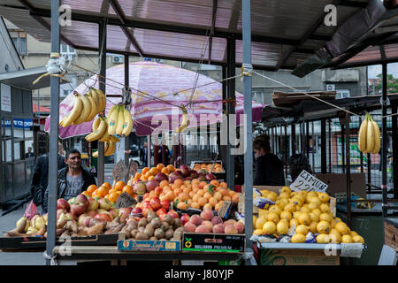 Belgrad, Serbien - 25. Mai 2017: Frauen verkaufen Obst (vor allem Zitronen und Bananen) auf einem Ständer auf Bajlonijeva Pijaca Markt in Belgrad, in der Nähe von Skadarlija Stockfoto