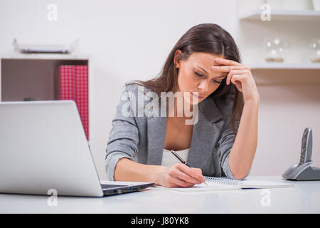 Junge Geschäftsfrau arbeitet in ihrem Büro. Stockfoto