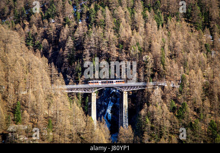 Zermatt, Switzerrland - 11. April 2017: Ein roter Zug Überfahren einer eine beeindruckende Brücke in Zermatt Stockfoto