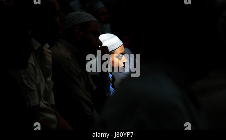 Ein kleiner Junge unter Gläubigen besucht Freitagsgebet am Manchester Central Mosque nach dem Terror-Anschlag in der Stadt Anfang dieser Woche. Stockfoto