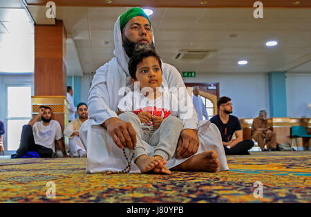 Ein kleiner Junge unter Gläubigen besucht Freitagsgebet am Manchester Central Mosque nach dem Terror-Anschlag in der Stadt Anfang dieser Woche. Stockfoto