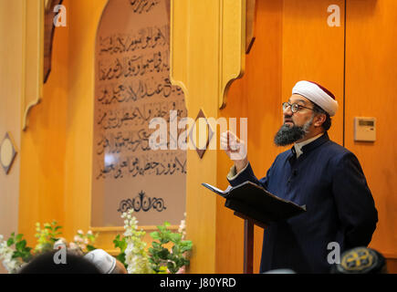 Imam Irfan Chishti spricht Anbeter, die Teilnahme an Freitagsgebet am Manchester Central Mosque nach dem Terror-Anschlag in der Stadt Anfang dieser Woche. Stockfoto