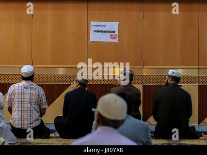 Muslimische Männer besuchen Freitagsgebet am Manchester Central Mosque nach dem Terror-Anschlag in der Stadt Anfang dieser Woche. Stockfoto