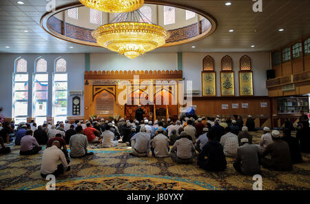 Imam Irfan Chishti spricht Anbeter, die Teilnahme an Freitagsgebet am Manchester Central Mosque nach dem Terror-Anschlag in der Stadt Anfang dieser Woche. Stockfoto