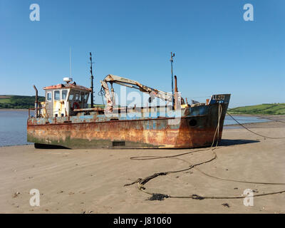 Verfallenes Schiff am Towy River bei Ferryside, Carmarthenshire Stockfoto